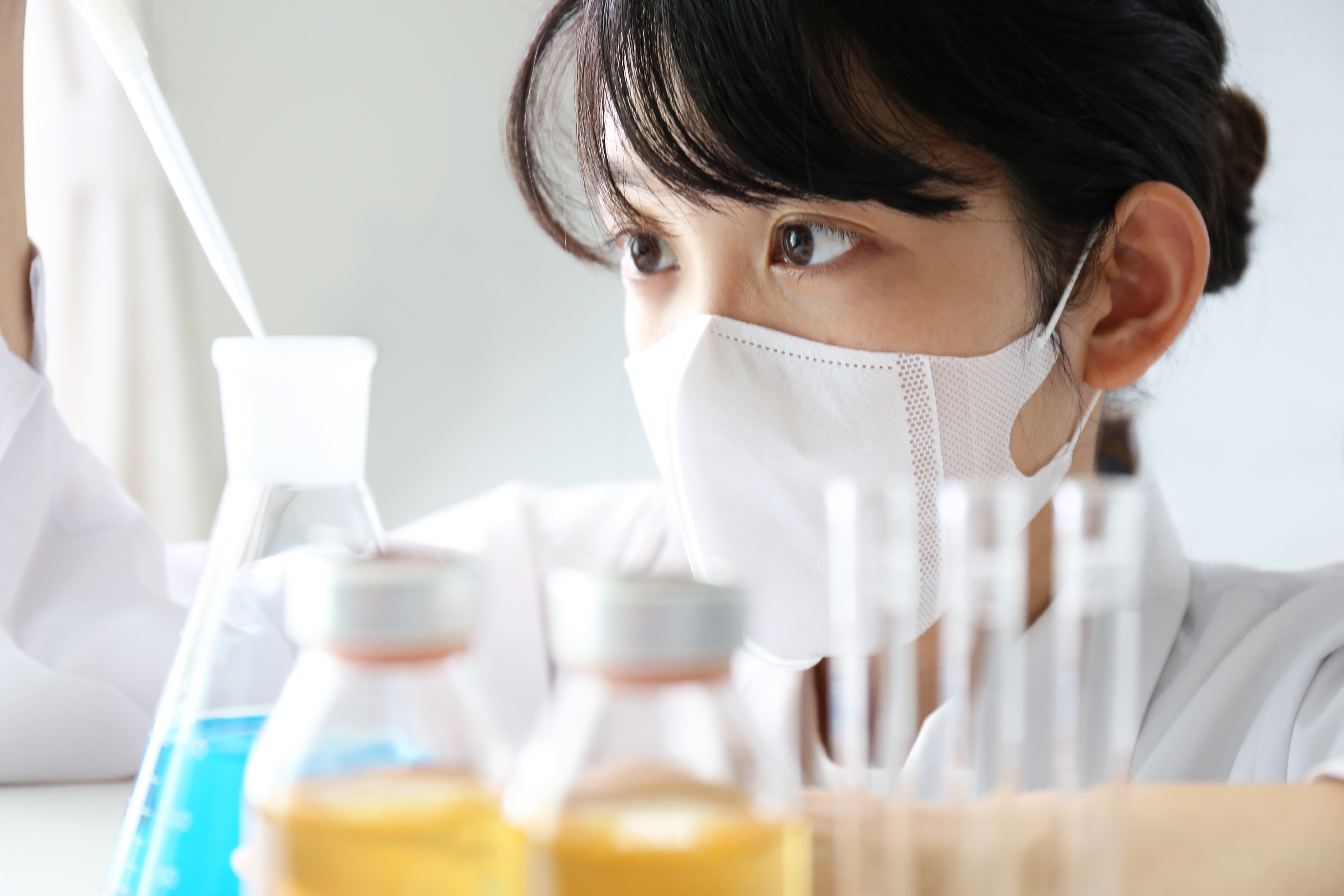 実験している女性